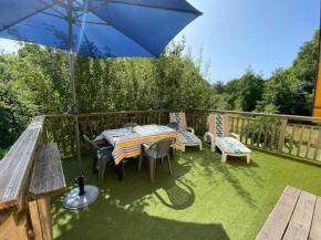 Pretty flat with roof terrace and large garden